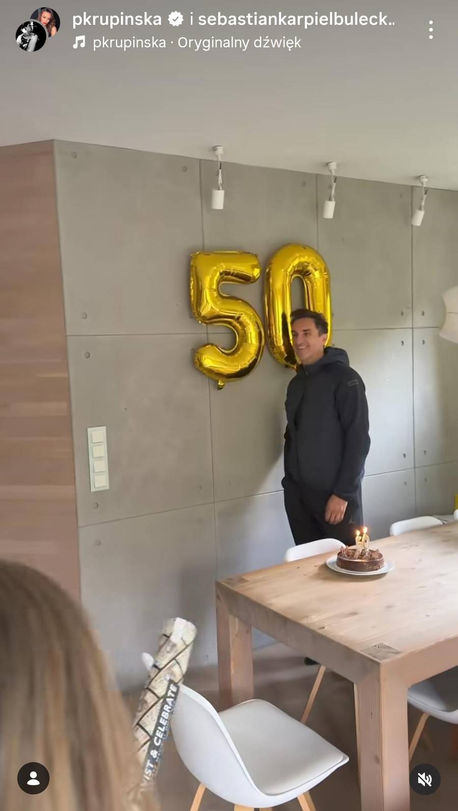 Sebastian Karpiel-Bułecka świętuje 50. urodziny z rodziną. “Ty się chyba konserwujesz oscypkiem”