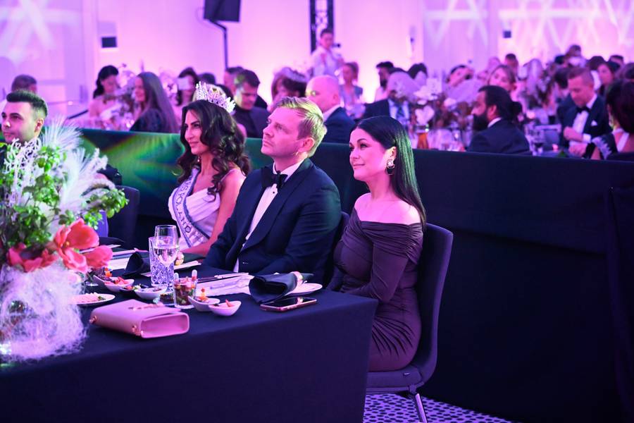 Kasia Cichopek w burgundowej kreacji na Gali. Wszyscy patrzą na jej stopy