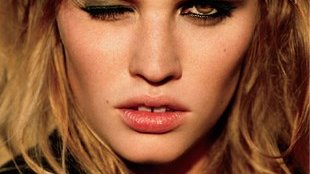 Lara Stone nago na okładce Love (FOTO)