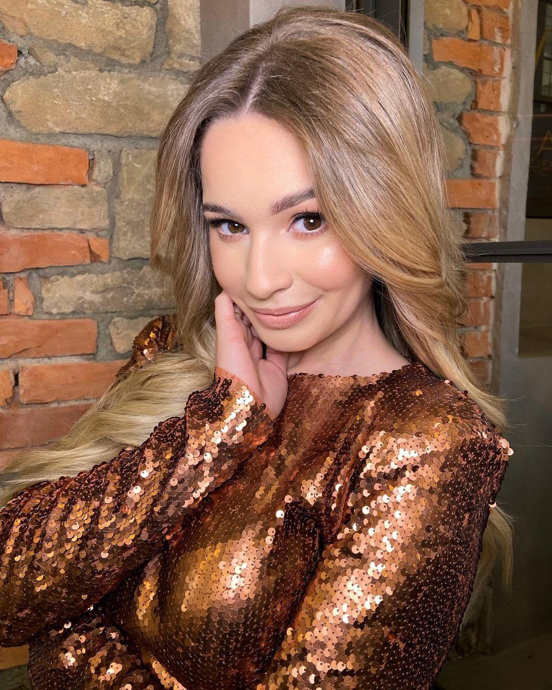 Ewelina Lisowska porówn<p><em>Mniej botoksu i będzie naprawdę git</em></p>
</blockquote>
</li>
<li>
<blockquote>
<p><em>Ale usta i biust zrobione</em></p>
</blockquote>
</li>
<li>
<blockquote>
<p><em>Poproszę namiar na chirurga!</em></p>
</blockquote>
</li>
<li>
<blockquote>
<p><em>Przecież jedno i drugie są po operacji, jedno bez makijażu drugie z..</em></p>
</blockquote>
</li>
</ul>
<p>No cóż, chyba Ewelina nigdy nie uwolni się od tych plotek. A waszym zdaniem przeszła jakieś zabiegi upiększające czy nie?</p>
</div><div class=