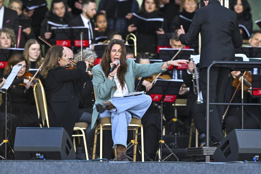 Niezwykły koncert “Symfonia Miłosierdzia”! Roksana Węgiel w błękicie, Edyta Górniak w olśniewającej bieli (FOTO)