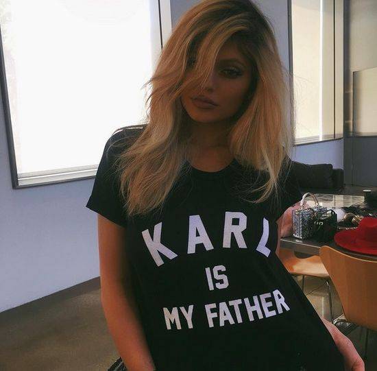 Zdjęcia, na których Kylie Jenner wygląda jak plastikowa lalka
