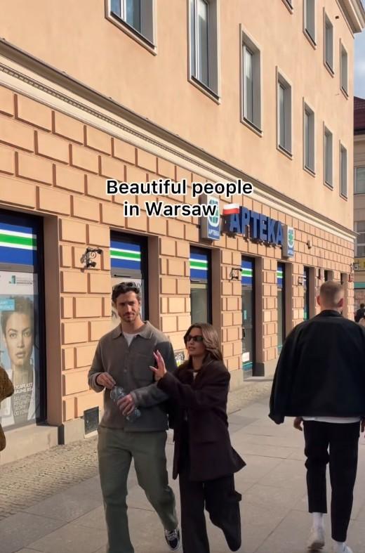 Julia Wieniawa przyłapana na spacerze z piłkarzem, fot. Facebook