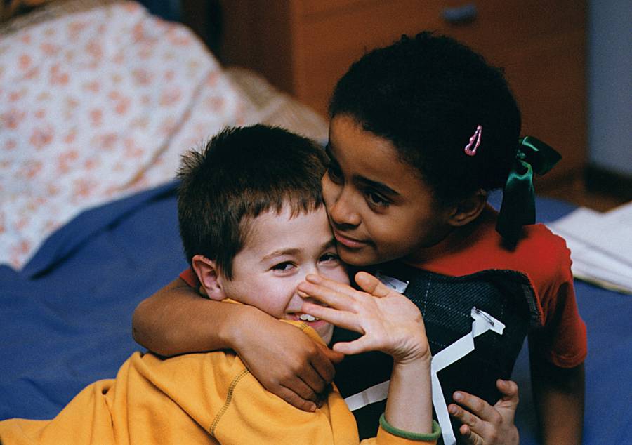 Jak dziś wyglądają Filip i Eliza z “Rodziny zastępczej”? Zdjęcia