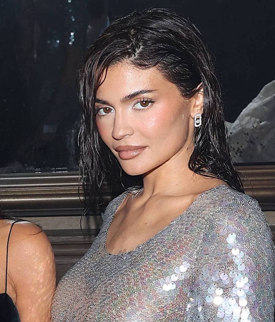 Kim Kardashian, Kylie i Kris Jenner robią furorę na Paris Couture Week (ZDJĘCIA)