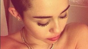 Miley Cyrus zapaliła jointa na scenie! (VIDEO)