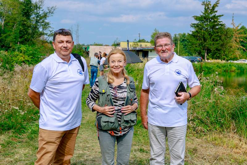 Festiwal wędkarski gwiazd. Jacek Rozenek z ukochaną, dawno niewidziany ksiądz z Plebanii