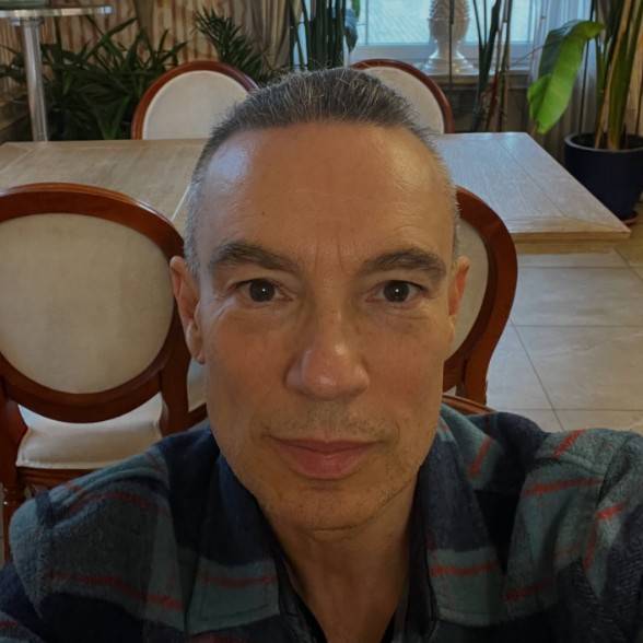 Stachursky mocno schudł i przeszczepił sobie włosy. Tak teraz wygląda