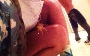 Striptiserka topless między udami Rihanny (FOTO)