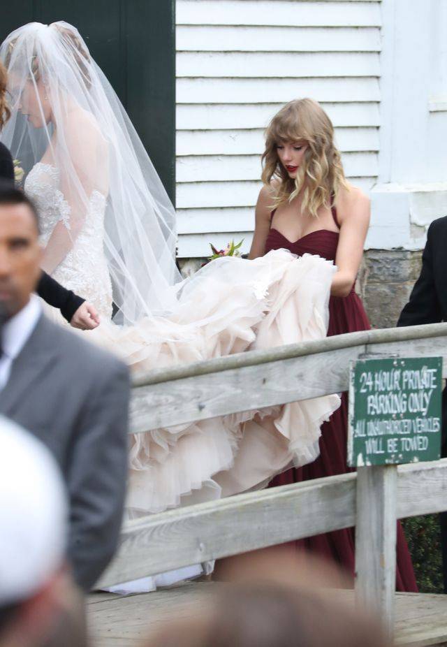 Wystarczyły teledysk i jedno wyjście. Widzicie, jakie operacje przeszła Taylor?