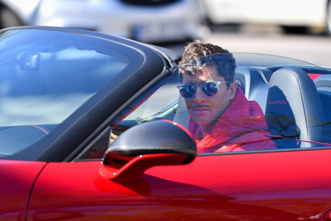 Robert Lewandowski jedzie na pierwszy trening po kwarantannie, fot. kolbert-press / Imago Sport / Forum