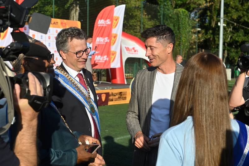 Lewandowski odbiera z mamą Order Uśmiechu. Pojawił się także stylowy Michał Probierz