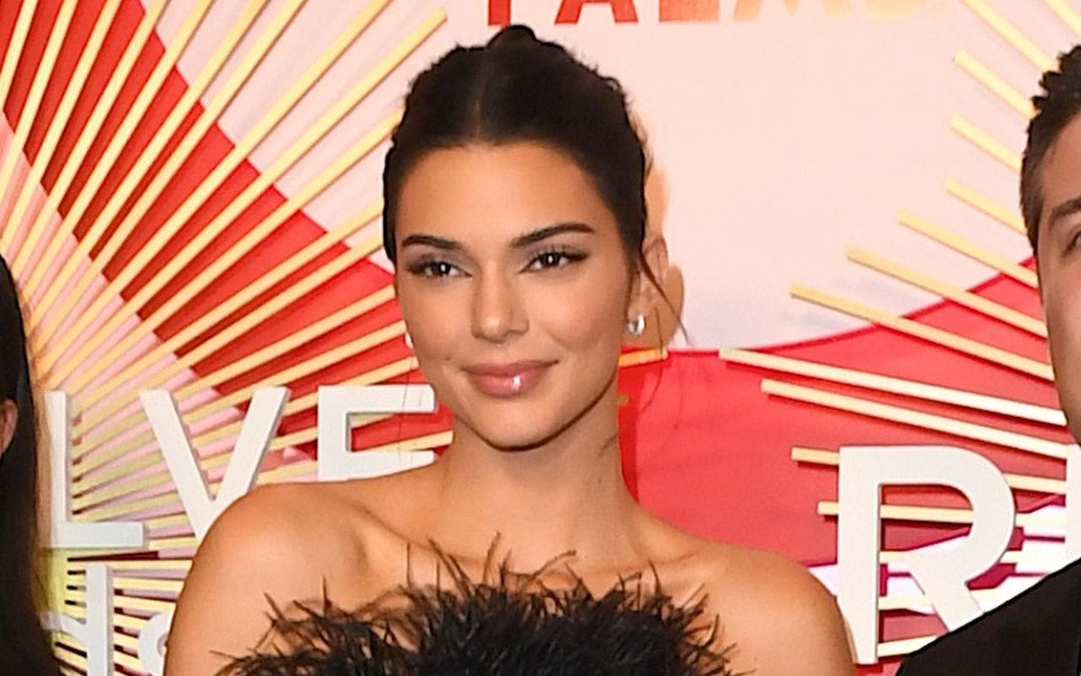 Kendall Jenner w małej czarnej, ze spoconymi stopami