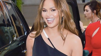 Chrissy Teigen świeci gołymi sutkami i pośladkami na czerwonym dywanie