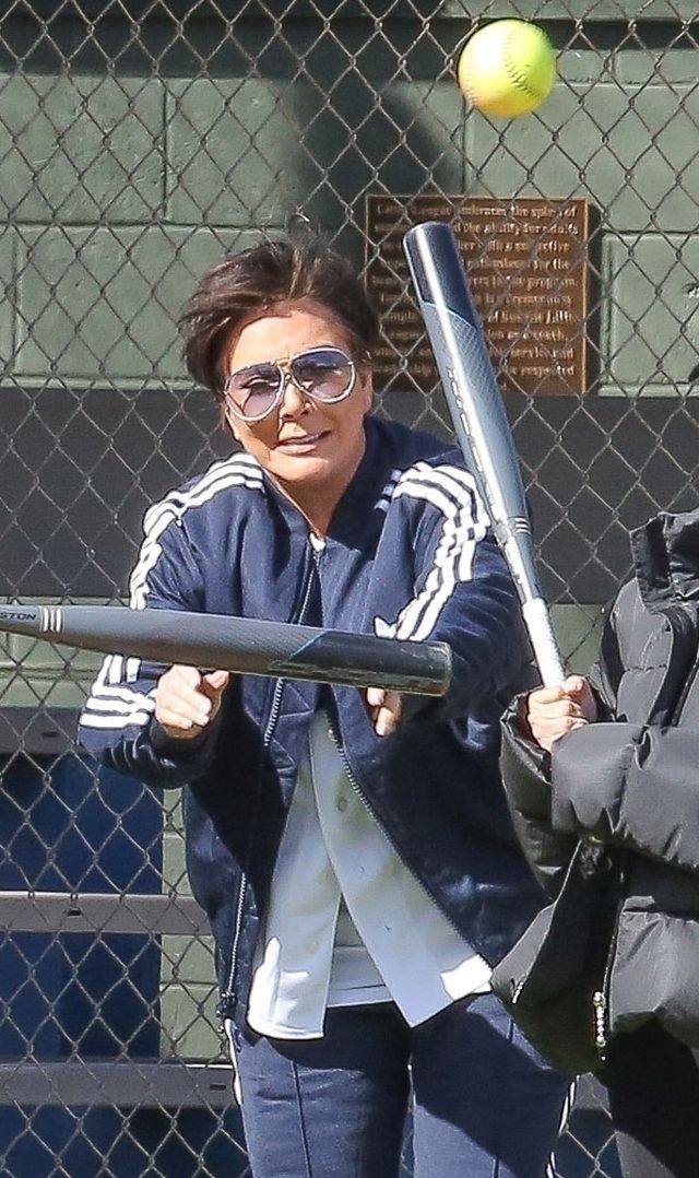 Siostry Kardashian z mamą grają w baseball
