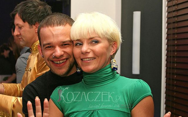 Kto tak ściska Ewę Szabatin? (FOTO)