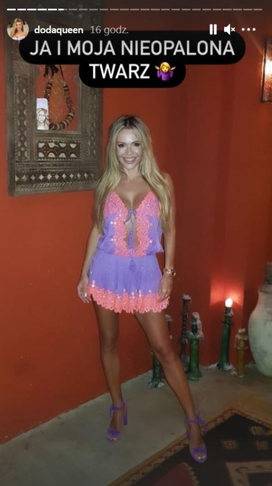 Doda w krótkiej mini.