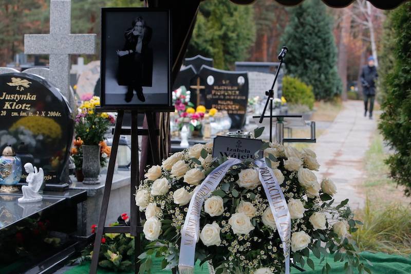 Dziś pogrzeb Izabeli Wójcik. W ostatniej drodze towarzyszyło jej wiele gwiazd (FOTO)
