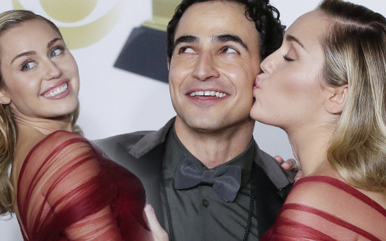 Co za przemiana! Miley Cyrus zachwyciła kreacją na Grammy (ZDJĘCIA)