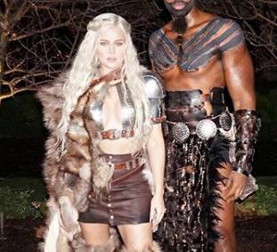 Dlaczego Khloe Kardashian nosi sztuczny ciążowy brzuch? Udaje ciążę?