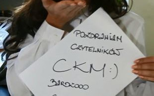 Monika Pietrasińska pokazuje piersi w redakcji CKM-u (FOTO)