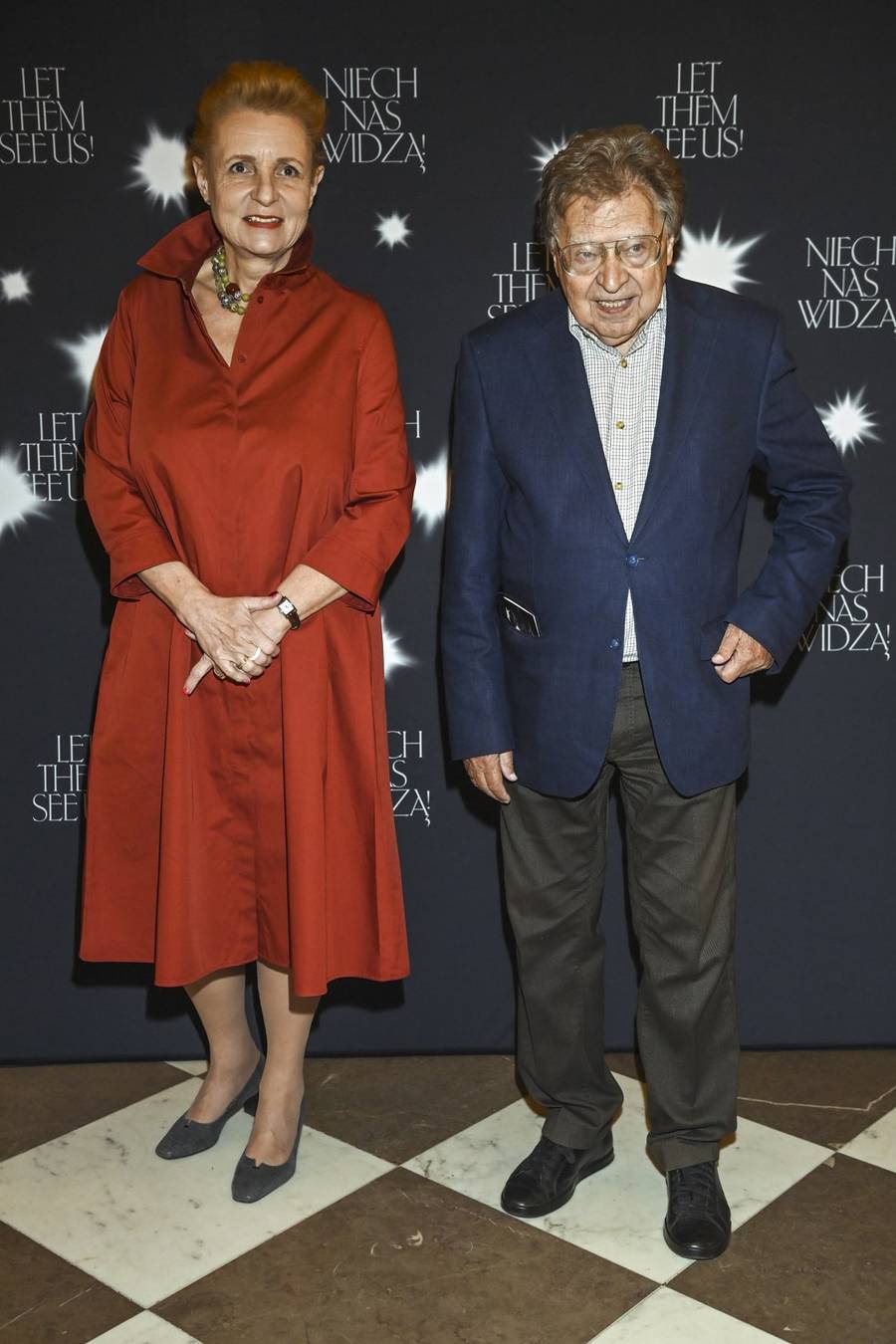 Plejada osobistości na wernisażu wystawy “Niech nas widzą!”. Jolanta Kwaśniewska, Jan Frycz z żoną