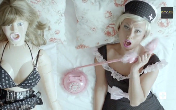 Monika Jarosińska nabija się z plastikowych gwiazd (VIDEO)