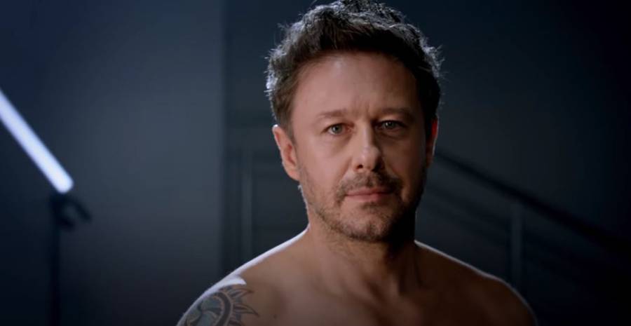 Andrzej Piaseczny wystąpił nago w najnowszym teledysku.