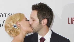 Katherine Heigl całuje się na czerwonym dywanie (FOTO)