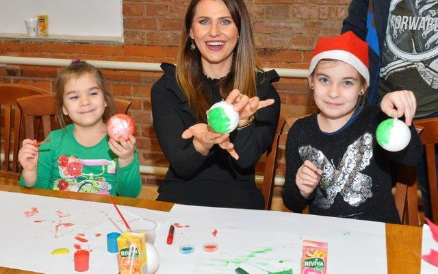 Gwiazdy malują z dziećmi bombki