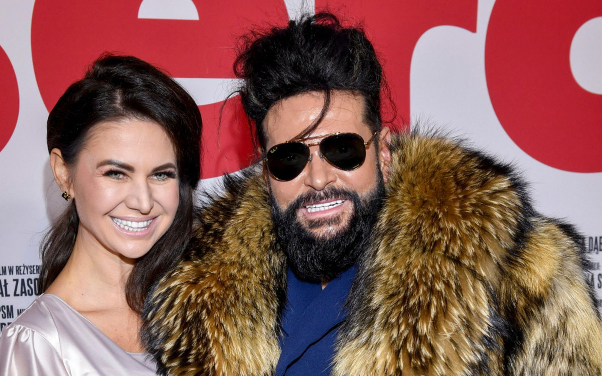 Maja Rutkowski jak Bóg ją stworzył. Pozuje w samej kokardzie jako wigilijny prezent