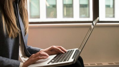 Czym jest zasiłek macierzyński i w czym może pomóc kalkulator macierzyńskiego?