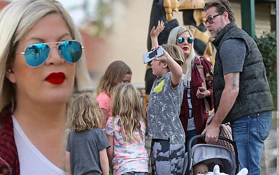 Torri Spelling z pięciorgiem dzieci na obiedzie (ZDJĘCIA)