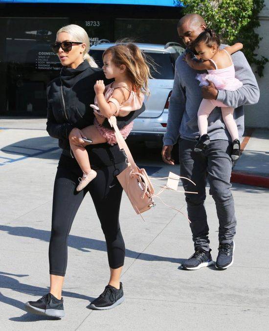 North West w różu w drodze na lekcje baletu, marzec 2015