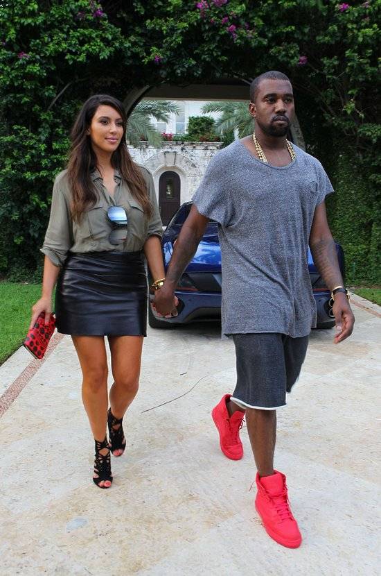 Kim Kardashian i Kanye West – spacer w deszczu