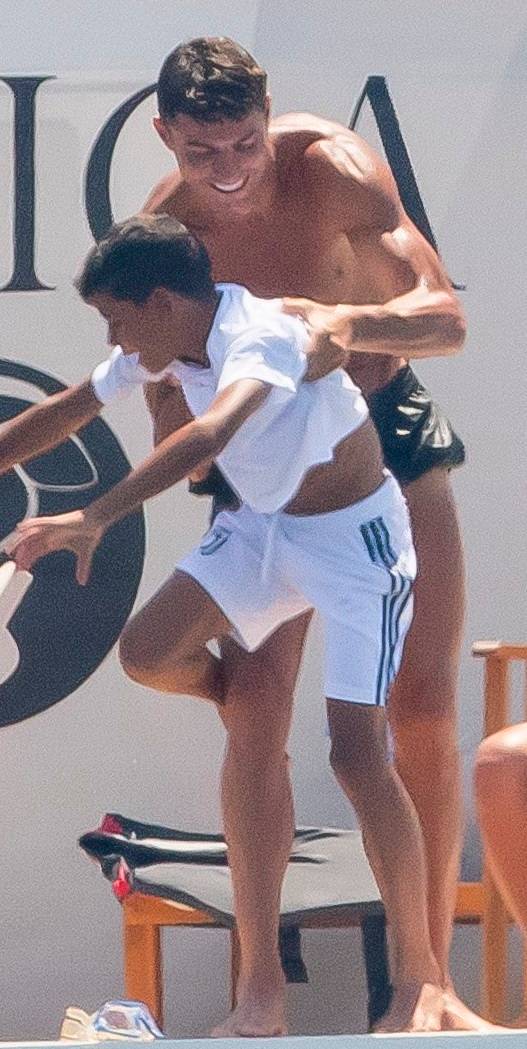 Cristiano Ronaldo na jachcie za 200 tys. dolarów – próbuje wyrzucić syna za burtę (ZDJĘCIA)