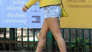 Doda w poszarpanych szortach wita lato (FOTO)