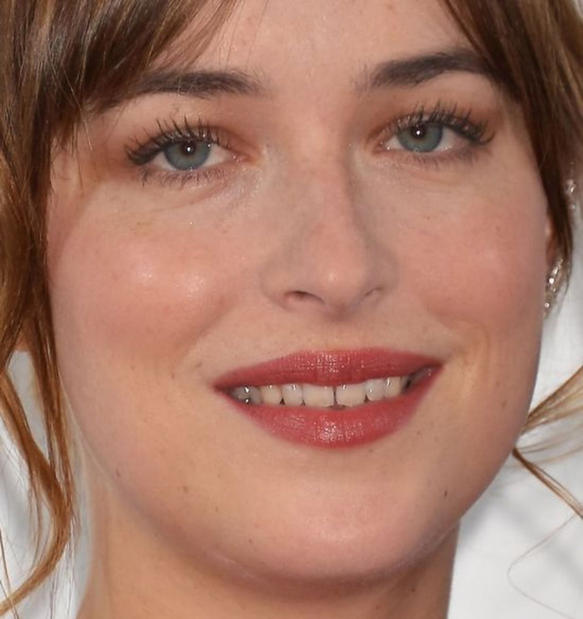 Wolała(e)m Dakotę z jej nieidalnym uśmiechem. Przynajmniej była sobą, teraz wygląda jak inne gwiazdy.