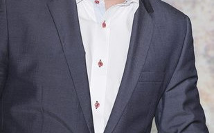 Jarosław Kuźniar obrzucony kupą