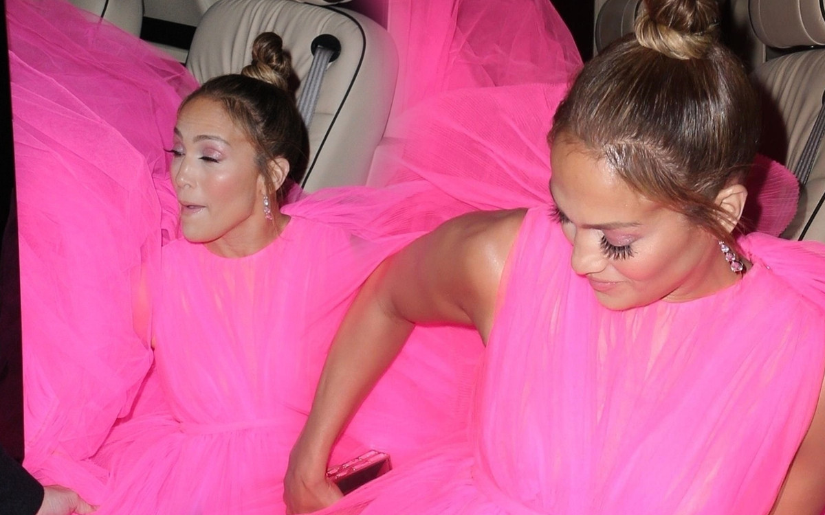 Jennifer Lopez w OGROMNEJ sukni nie może wyjść z samochodu
