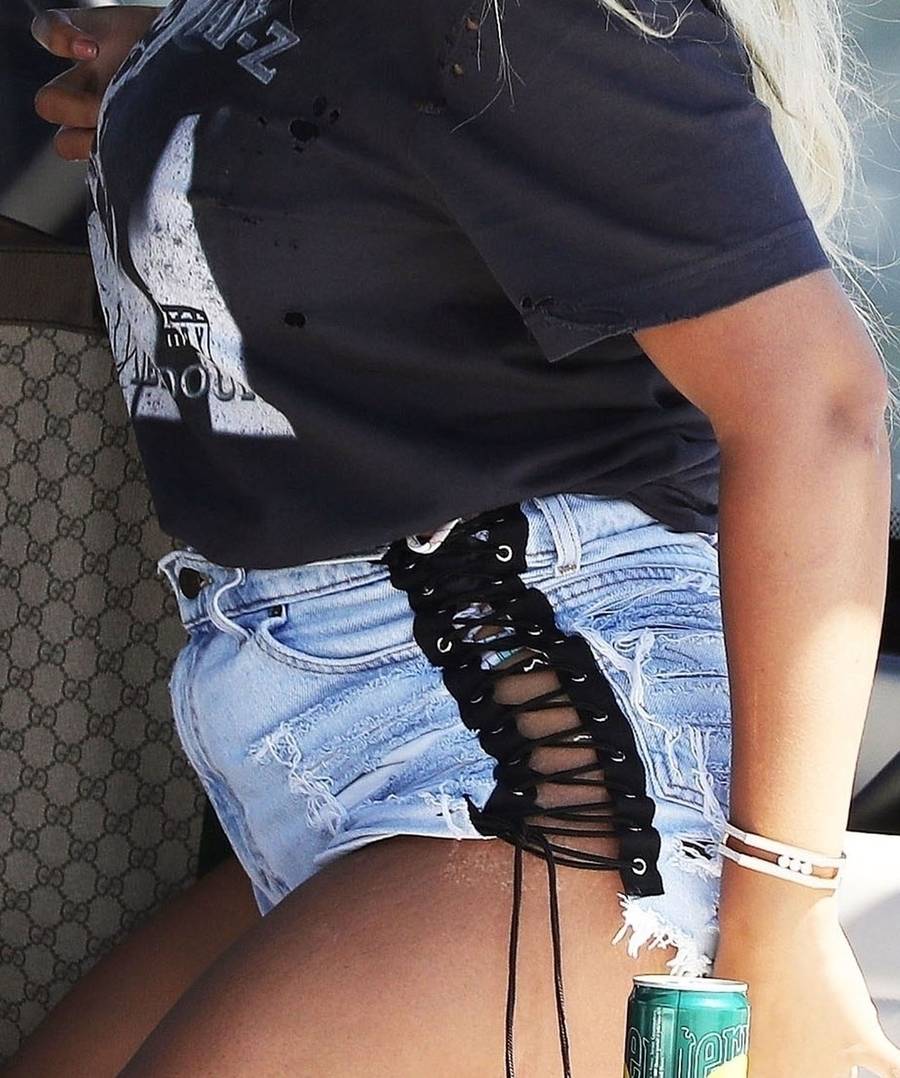 Beyonce w szortach – widać ciążowy brzuszek? (ZDJĘCIA)