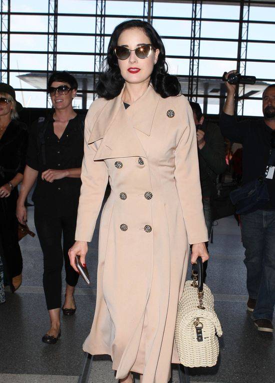 Dita Von Teese na lotnisku