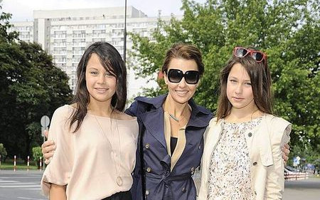 Anna Popek z córkami na otwarciu salonu urody