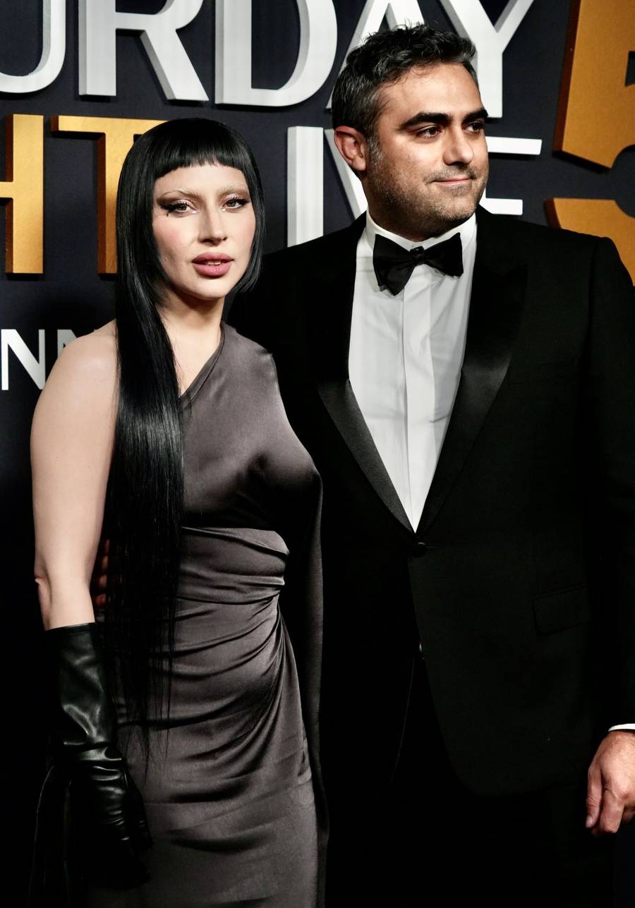 50. rocznica Saturday Night Live. Lady Gaga z partnerem, Emma Stone z popkornem w kieszeniach, Kim Kardashian… (FOTO)