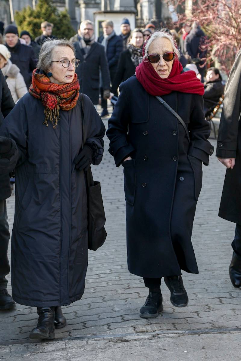 Pogrzeb Mariana Turskiego. Monika Olejnik z partnerem, Rafał Trzaskowski, dawno niewidziana Gołda Tencer…