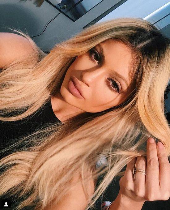 Zdjęcia, na których Kylie Jenner wygląda jak plastikowa lalka