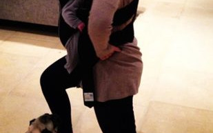 Frankie Sandford ćwiczy z dzieckiem w nosidle (FOTO)