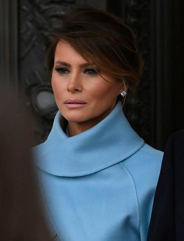 Melania Trump podczas finału Super Bowl wyglądała… jak na pogrzebie?