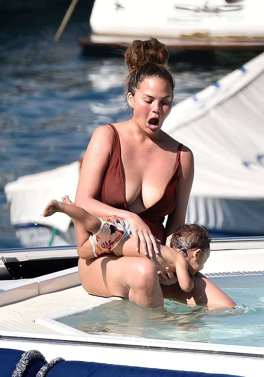 Chrissy Teigen w stroju kąpielowym