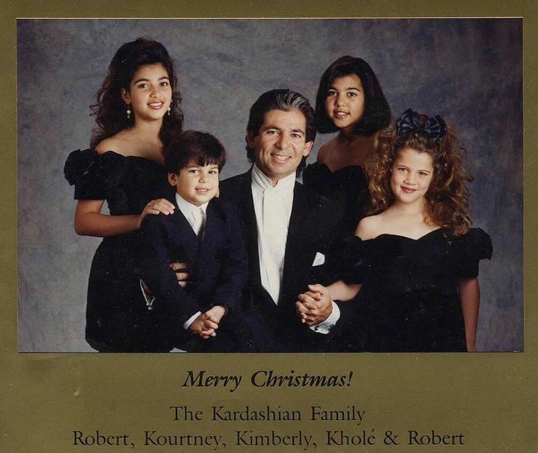 Świąteczna kartka Kardashianów z błędem